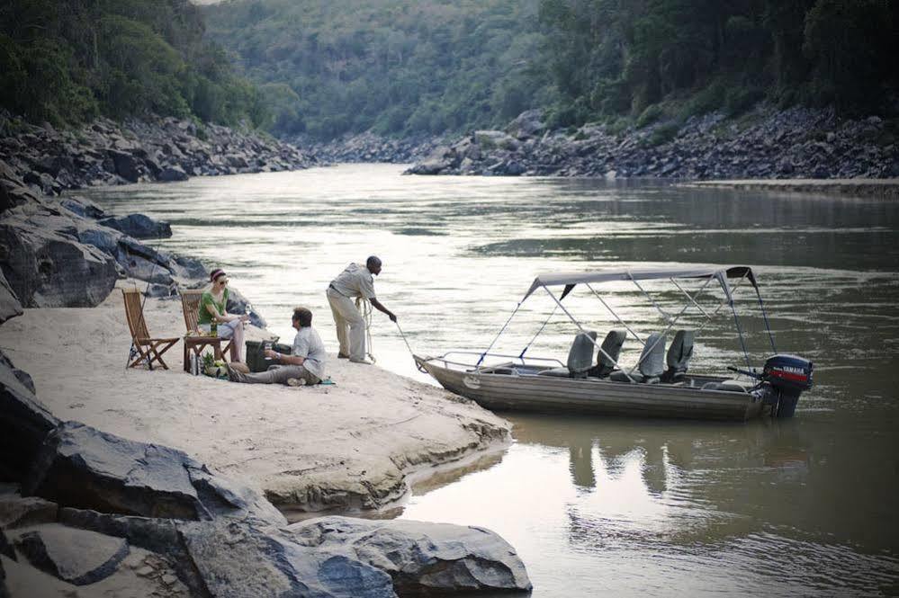 Serena Mivumo River Lodge Mkalinzu エクステリア 写真